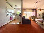 Wohnzimmer und Küche - Provisionsfrei: 2,5-Zimmer Wohnung mit Garten, Garage und großer Diele