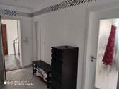 Flur mit Blick ins Treppenhaus - 