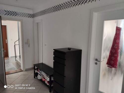 Flur mit Blick ins Treppenhaus - 