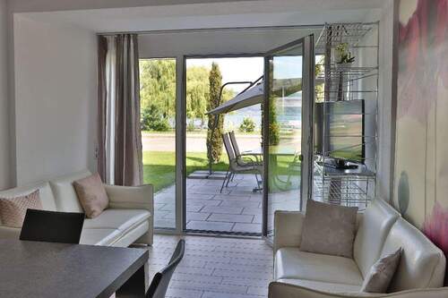 Ausbklick mit gemütlicher Couch.jpg - 3 Zimmer Etagenwohnung zur Miete in Bodman-Ludwigshafen