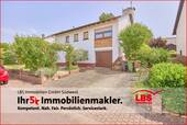 Frontansicht mit Blick auf Garagentor - 3 Zimmer Einfamilienhaus zum Kaufen in Dreisen
