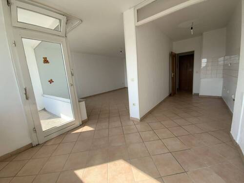 Blick vom Essbereich in die Küche und ins Wohnzimmer - 