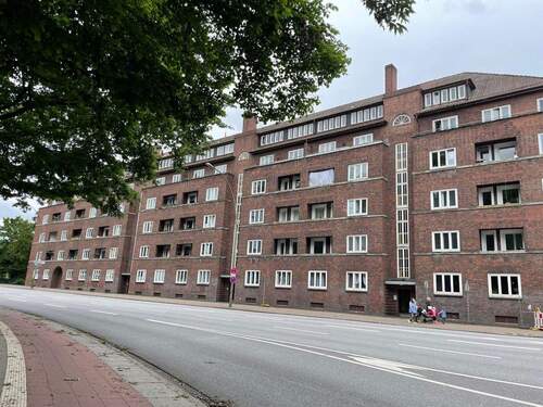 Hausansicht - Geräumige Altbauwohnung mit Balkon