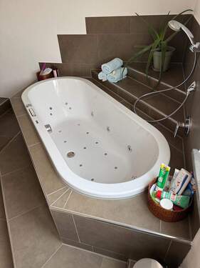 Badewanne mit Whirlpool - 
