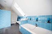 Badezimmer mit Dusche, Badewanne und Bidet - 