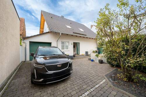 Garage und bis zu 3 Stellplätze im Außenbereich - 