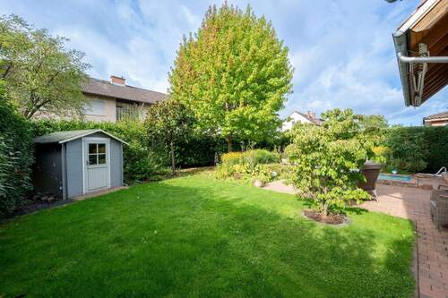 Schön eingewachsener Garten mit kleinem Gartenhaus - 9 Zimmer Einfamilienhaus in Frankfurt am Main