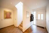 Hauseingangstür und großzügiger Foyer - 