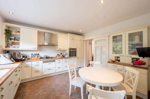 Große Küche mit sehr viel Stauraum - 