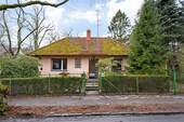 Außenansicht - Bungalow im beliebten Hermsdorf mit Einliegerwohnung und Entwicklungspotenzial