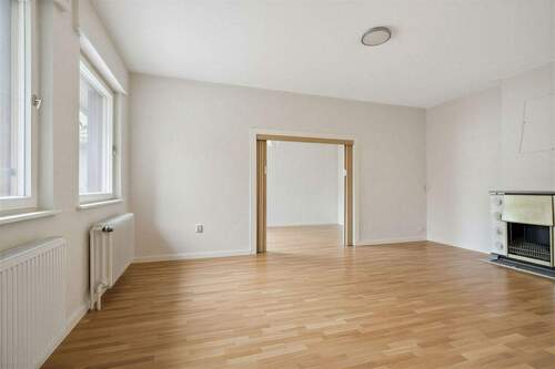 Wohnzimmer Renovierungsbeispiel - 5 Zimmer Bungalow zum Kaufen in Berlin