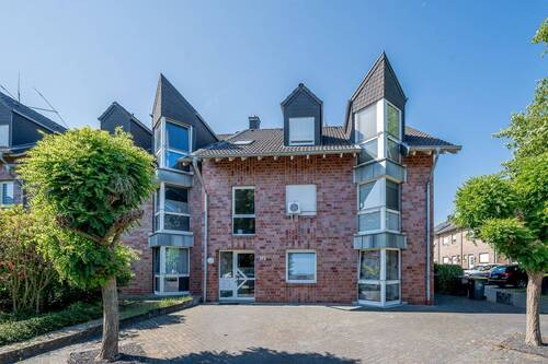 Hausansicht - Helle Dachgeschosswohnung mit Wohlfühlfaktor - 3 Zimmer & Balkon in ruhiger Lage