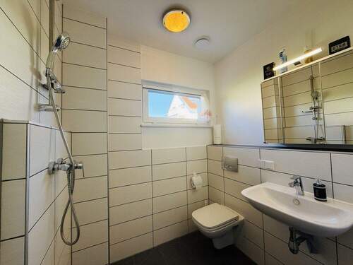 Gäste-WC mit Dusche - 