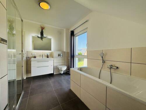 Bad mit Dusche und WC - 