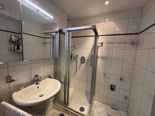 Bad mit Dusche - 
