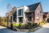 AMR Referenz Friesland - Tradition trifft Moderne - Neubau mit Friesengiebel in idyllischem Schweiburg