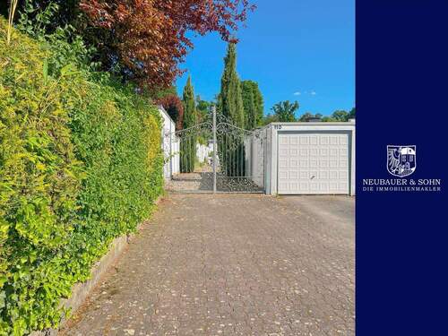 Einfahrt - Bungalow auf sehr großzügigem Grundstück - Film ansehen!