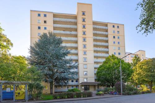 Hausansicht - Großzügige 3-Zi-Wohnung mit Balkon und Stellplatz in Fürth (Hardhöhe)