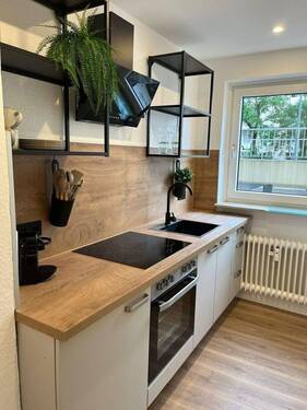 Bild 1 - Möblierte 2-Zimmer-Wohnung mit Balkon, Einbauküche & TG-Stellplatz in Frankfurt-Ostend, mit RNG!