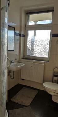 Bad mit Fenster.jpg - 