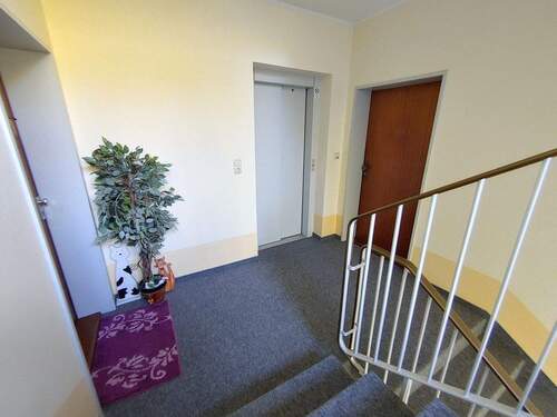 Treppenhaus mit Fahrstuhl - 