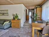 Wohnzimmer und Flur 1. OG - 1 Zimmer Mehrfamilienhaus, Wohnhaus in Hausen