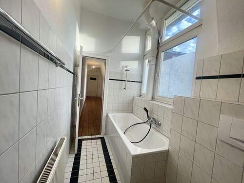 Tageslichtbad mit Wanne - 