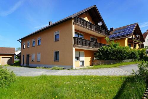 Wohnhaus mit Balkon - Ansicht Nordost - Großzügige Hofstelle mit Wohnhaus, Stallungen & 2.670 m² Grundstück in ruhiger Lage in Pamsendorf