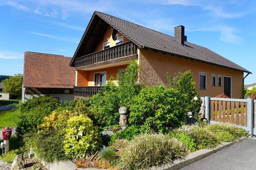 Wohnhaus Außenfassade - Ansicht Nord - 8 Zimmer Einfamilienhaus zum Kaufen in Pfreimd