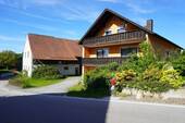 Wohnhaus Vorderseite - Nord - 8 Zimmer Einfamilienhaus in Pfreimd