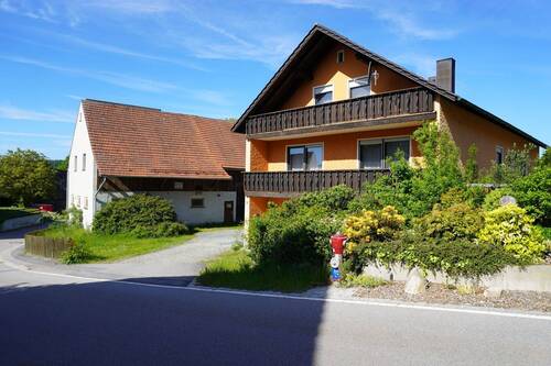 Wohnhaus Vorderseite - Nord - 8 Zimmer Einfamilienhaus in Pfreimd