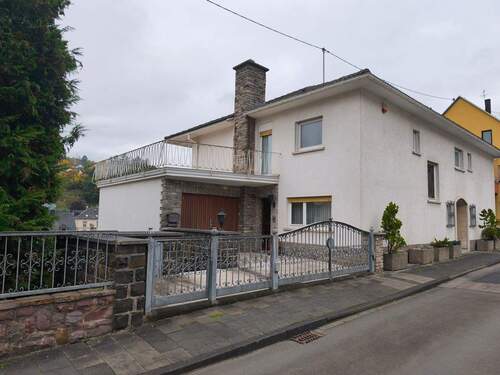 Vorne Straße mit Garage - Mondänes Stadthaus mit ehemaligen med. Praxisräumen