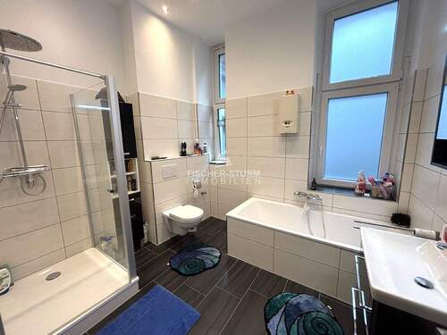 Bad mit Wanne und Dusche - 