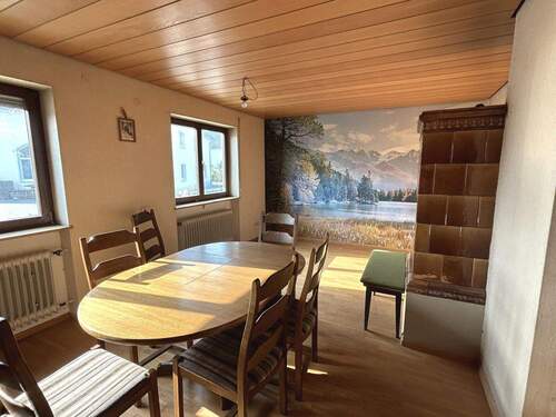 Erdgeschoss: Wohnzimmer mit Kachelofen - Einfamilienhaus mit 105,00 m&sup2; in Breisach zum Kaufen