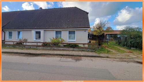 Straßenansicht - Kleiner Hof mit schönem Garten in ruhiger Lage - Kachelöfen vorhanden - Provisionsfrei