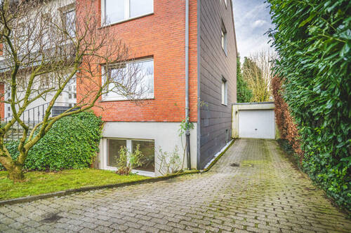 Garageneinfahrt - Mehrfamilienhaus, Wohnhaus zum Kaufen in Aachen