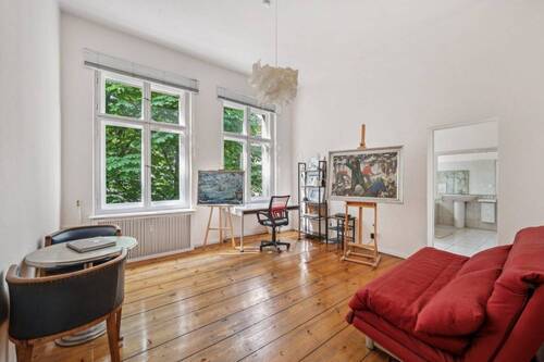 Eines der beiden Zimmer hinten, Fenster zum Innenhof - 