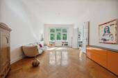 Großzügiges Wohnzimmer mit Loggia - 5 Zimmer Etagenwohnung in Berlin