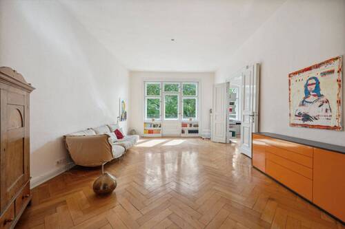 Großzügiges Wohnzimmer mit Loggia - 5 Zimmer Etagenwohnung in Berlin