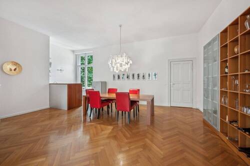 Esszimmer mit amerikanischer Küche und Fenster zum Innenhof - 