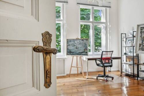 Zimmer hinten mit Fenster zum Innenhof - 