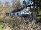Ansicht von der Strasse - Kleines, sanierungsbedürftiges Einfamilienhaus auf schönem Grundstück