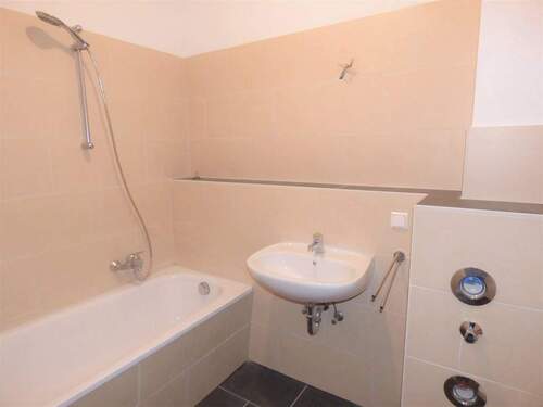 Bad - Für Sie renoviert! Toll geschnittene 3-Raum Whg. auch WG geeignet! Stellplatz mgl.