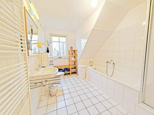 Bad m. Fenster + Handtuchheiz. - 