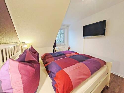 Schlafzimmer mit Fernseher - 