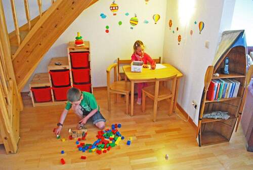 Kinder-Spielecke unter Treppe - 