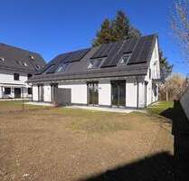 Familiengerechte Neubau-Doppelhaushälfte mit wohnlich ausgebautem Souterrain und großem Garten - München Feldmoching-Hasenbergl