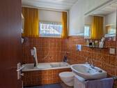 Großes Tageslichtbad mit Badewanne - 