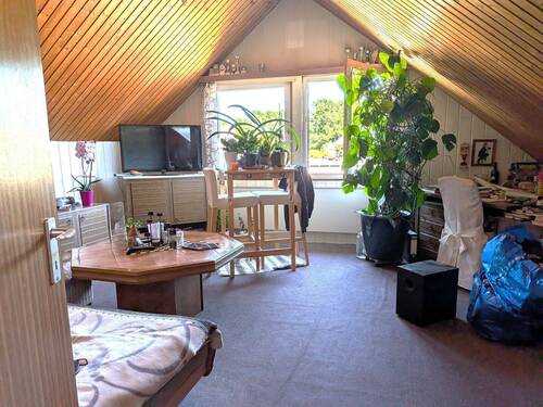 Ein helles und geräumiges Zimmer im Dachgeschoss - 