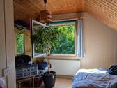 Ein Schlafzimmer mit Bad ensuite zur Gartenseite hin - 